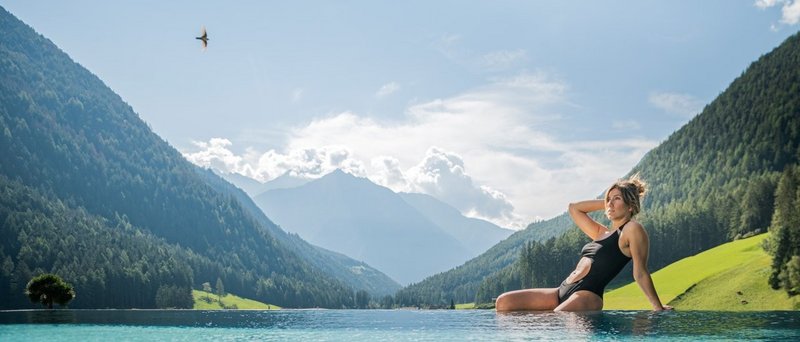 Una vacanza di benessere in un hotel benessere in Alto Adige / Valle Aurina: 7.700 m² di spa, 10 saune, sky pool, vasche idromassaggio, piscina per bambini Una vacanza di benessere in un hotel benessere in Alto Adige / Valle Aurina: 7.700 m² di spa, 10 saune, sky pool, vasche idromassaggio, piscina per bambini