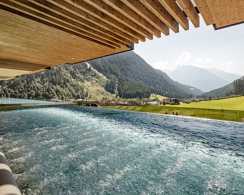 Wellnesshotels - Erholung - Whirlpool - Infinity Pool - Ahrntal Wellnesshotels - Erholung - Whirlpool - Infinity Pool - Ahrntal