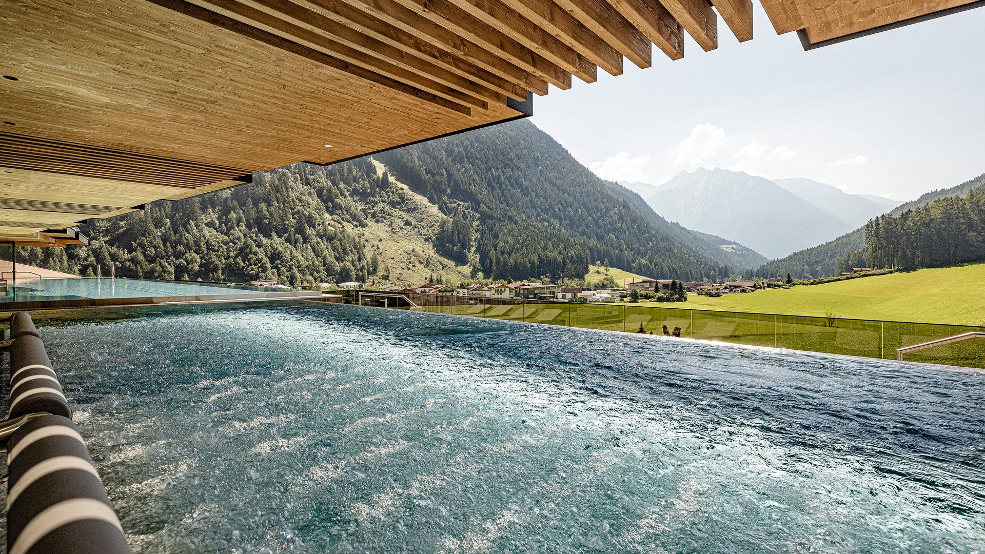 Dream view - open summer and winter Wellnesshotels - Recreation - Whirlpool - Inifity Pool - Ahrntal