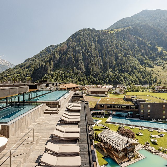 Infinity Pools - Saunen - Sky Bar Wellnesshotels - Urlaub - Sky Pool - Infinity Pool - Genießen