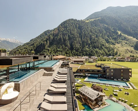 Infinity Pools - Saunen - Sky Bar Wellnesshotels - Urlaub - Sky Pool - Infinity Pool - Genießen