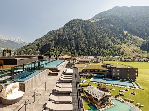 Infinity Pools - Saunen - Sky Bar Wellnesshotels - Urlaub - Sky Pool - Infinity Pool - Genießen