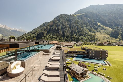 Infinity Pools - Saunen - Sky Bar Wellnesshotels - Urlaub - Sky Pool - Infinity Pool - Genießen