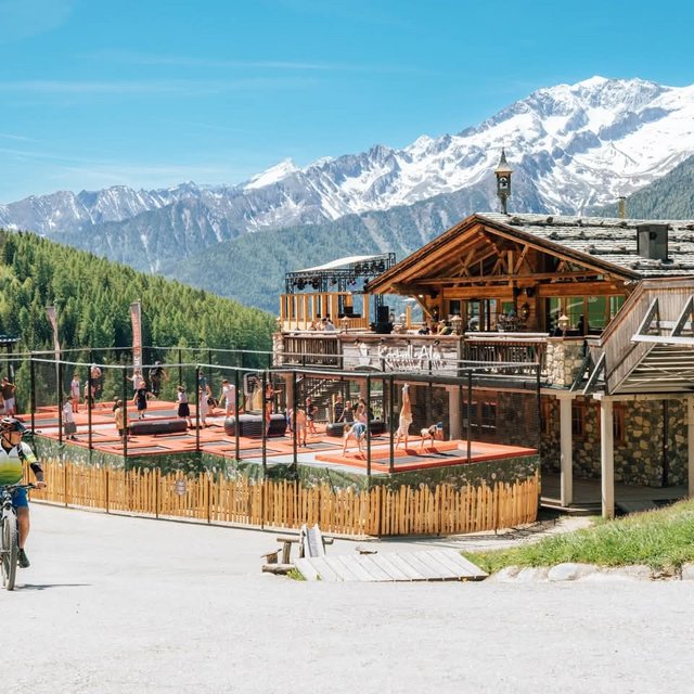 Indoor Active Arena con ValoJump e trampolini Indoor Active Arena all Hotel Schwarzenstein con ValoJump trampolini e giochi per bambini e ragazzi