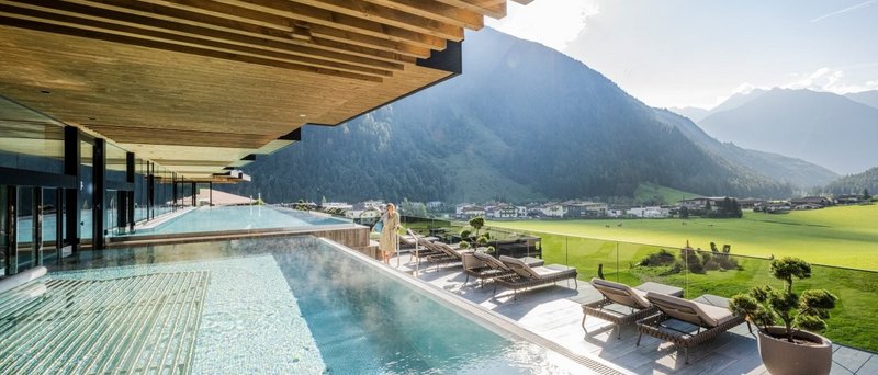 Una vacanza di benessere in un hotel benessere in Alto Adige / Valle Aurina: 7.700 m² di spa, 10 saune, sky pool, vasche idromassaggio, piscina per bambini Una vacanza di benessere in un hotel benessere in Alto Adige / Valle Aurina: 7.700 m² di spa, 10 saune, sky pool, vasche idromassaggio, piscina per bambini