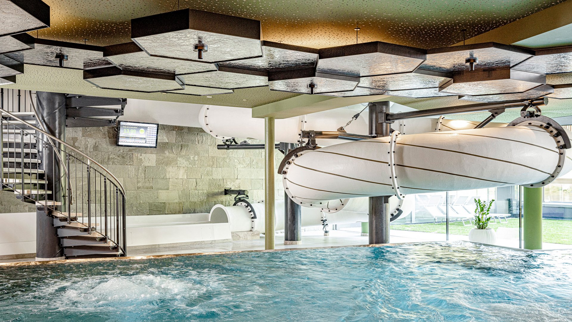 Urlaub - Schwimmbad - Sprudelbänke - Babybecken uvw. Familienhotel Südtirol – 60 m Rutsche, Active Arena & Kids Club | Schwarzenstein